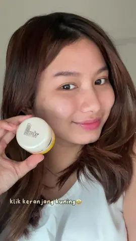 Beauties, siapa nih yang paling suka banget pakai moisturizer dari Marcks’? Yups! Marcks’ moisturizer memang menjadi andalan khususnya bagi kamu yang memiliki kulit kering, karena Marcks’ moisturizer terbukti ampuh untuk melembabkan kulit wajah kamu dan melindungi dari paparan sinar matahari. Yuk cek keranjang kuning sekarang sebelum kehabisan✨ #setiamerawatcantikmu 