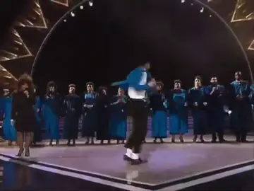 It’s so satisfying how he spins and drops to his knees #michaeljackson #kingofpop #moonwalker #fyp #grammys1988 #maninthemirror 