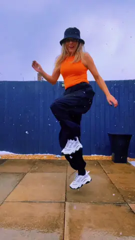 Happy saturday guys 🥰 Thanks to @Tess (red) and Erin (brunette) for the inspo with this sound to my combo, love it! 💃🤗❤️ #iceicebaby #shuffledance #shuffling #shuffle #shufflevibes #shuffles #shufflegirl #ukshuffler #dance #fypシ 