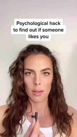 Psychological hack to find out if someone likes you 😁 #psychologicalhacks #psychologytricks #psychologytips #psychology #dotheylikeme #dotheylikeyou? #dotheylikeyouback #signshelikesyou #signshesnotintoyou #signshesintoyou #flirtingadive #flirting101 #signsheadoresyou 