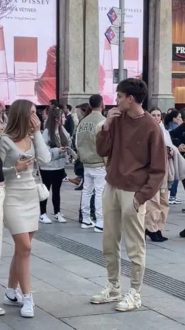 haciéndole mi mirada seductora a desconocidas por la calle 😳