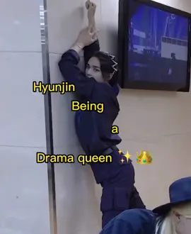 He is an icon. He is THE moment 😜 #straykidz #mwah #hyunjin #instraykids #SUENGMIN #seungminstraykids #IN #stray #kidz #stay #fyp #changbinstraykids #dramaqueen #bangchanbestleader #bangchanbestleader #hanstraykids #felix #leeknow #leeknow 
