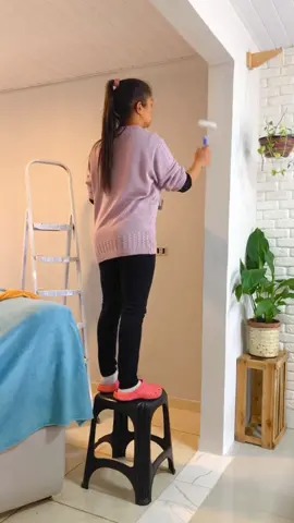 Ai porque tu é doida mulher kkk Sempre escuto isso 😂 . Aqui em casa eu sou doida mesmo. Eu mesma pinto a casa, eu mesma faço a decoração da casa, o marido faz os móveis e assim a gente vai arrumando a casa 🥰 Ainda falta algumas coisas pra reformar, como o telhado, o teto e o piso etc. Mas a gente é pobre e tem que ir fazendo aos poucos 😁   . . #casaemreforma #donadecasablogueira #tuequenaotemaminhacoragem #vaiviralizar #pintandoacasa #DecoraçãoDeCasa #TransformandoACasa 