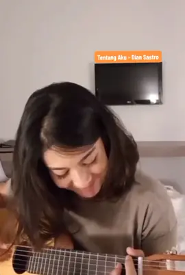 Cinta.. Cita.. Harapan  Dian Sastro - Tentang Aku/ Jingga Cover ☕🎸 Happy Sunday 🤍 #diansastro #diansastrowardoyo #tentangaku #jingga #covermusikindonesia #covermusikindo #akustikan #gitaran #banguntidur #goodmorning #happysunday #sunday #wanitaindonesia #natural #beautiful #adaapadengancinta #aadc #pasirberbisik #unguviolet #kartini #cinta #cita #harapan #weekend #happyweekend #rain #hujan #gerimis #mendung #fyp #fypシ #fypage #fypシ゚viral 