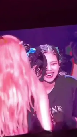 Lisa protect Jennie monroe  Skirt #blackpink Lisa protegendo a Jennie por causa da saia #jennie #lisa #blackpinkedit #jenniekim #blackpinklisa #pinkvenom #shutdown #jenniemonroe #jisoo #rose #jennieblackpink #jenlisa #fyp