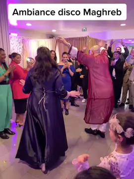 #mariagemarocain #mariagealgerien #mariagefrance Le mariage marocain est une cérémonie importante dans la culture marocaine et est célébré avec une grande pompe et de la joie. Les mariages sont souvent organisés par les familles des futurs mariés et peuvent durer plusieurs jours. Les mariages marocains impliquent souvent de nombreuses traditions et coutumes, y compris des cérémonies de fiançailles, des hennés, des processions de mariage, des danses traditionnelles, des chants, et des repas de fête. La mariée est souvent habillée d'une robe traditionnelle marocaine appelée 