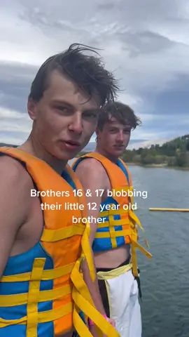 Do you have a younger sibbling you would like to blob? #waterpark #blob #brothers #littlebrother #bigbrother #sibblings  #aquapark 