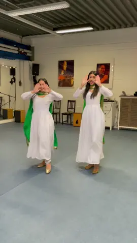 POV: you’re perfoming this at your cousins mehndi 💚 #fyp #foryou #bollywood #india ##bollywoodsong #choreographydance #bollywooddancing #desidance #indiandance outfits: @Suits•Bridal•Lehenga•Jewellery 