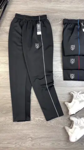 PiTi xin chào, nếu bạn là người thừa cân thì đừng nên bỏ qua mẫu quần thể thao 1 viền này. Form to, vải co giãn, che khuyết điểm và dễ phối đồ.  #piti #pitisport #quanthethao #quandainam 