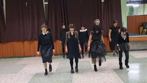 Ai Miei Corsi oltre a Tonificare ci DIVERTIAMO !! Coreografia: Mercoledi Addams  #addams #coreografia #new #trend #balletto #personaltrainer #mumfit #dance #mercolediaddams #merlina #funny #divertimento #ballaconme 