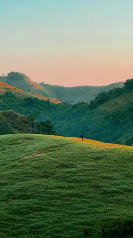Labuan bajo vibesnya gk biasa ya 😍😍 #labuanbajo #goromori #sunrise 