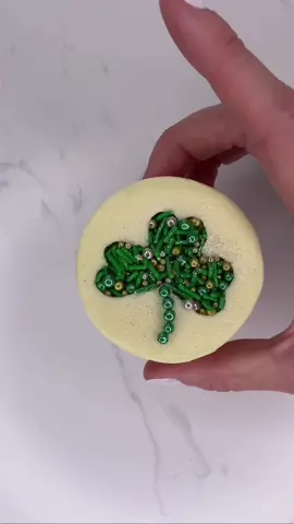 ☘️ Sprinkle shamrocks ☘️ #cupcake #bakingtiktok #shamrock #stpatricksday #buttercream #cakedecorating 
