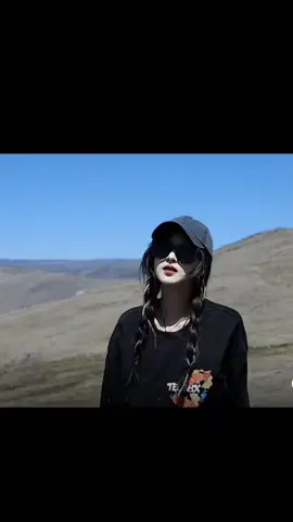 just relax ☘️#danceslow #dancerelax #chinesegirl #tiktokchina🇨🇳 #beauty #view #beautifulhills #climb  #xuhuong #foryoupage #fypシ #song #tomboystyle 