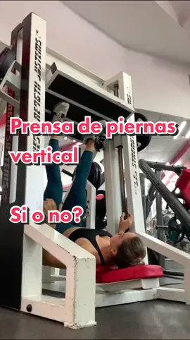 El que diga que ningun ejercicio es malo es porque nunca ha usado la prensa vertical 🫠 Bromeo, pero si quieres no bromeo. Hacer la prensa vertical es como hacer la prensa regular pero solo que es PEOR en todos los sentidos. Y mucho peor cuando la hacen en la máquina smith. ❌  Es demasiado incómodo para entrar y salir ❌ Hay que tener cierta flexión de cadera para alcanzar la posición inicial y la mayoría no la tiene ❌ Muchos tendrán un rango muy limitado ❌ Debido a la mala posición, muchos hacen el movimiento redondeando demasiado la espalda baja y esto crea mucho estrés y posible riesgo de lesión ❌ Además que llegar al fallo muscular en esta posición es peligrosisimo. Los beneficios que buscas en esta máquina los puedes tener y aún mejor usando la prensa regular (leg press/prensa 45) o alguna variación de sentadilla como la hack squat, Pendulum squat, o sencillamente sentadilla con barra libre. #gymtips #fitnesstips #prensavertical #prensa #legpress #gymrat #piernas #gluteos #cuadriceps #legworkout #gymgirl #fitgirls #verticallegpress #legpress #foryoupage #fyp 