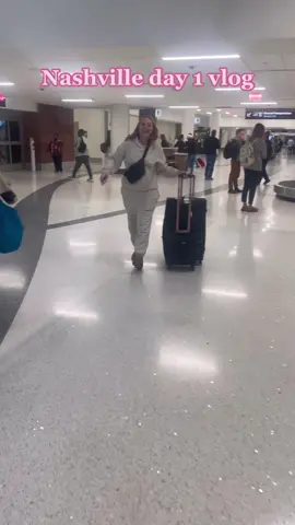 Met @alixearle last night 🤠#springbreak2023 #nashville #momsgonewild #momstrip #girlstrip #momtok #MomsofTikTok 