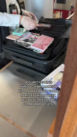 Out here loving @patricktabeauty 🤩  #makeupartist #makeupkitmusthaves #makeupkit #patricktamajordimentioneyeshadow #patricktabeauty #travellingmakeupartist 