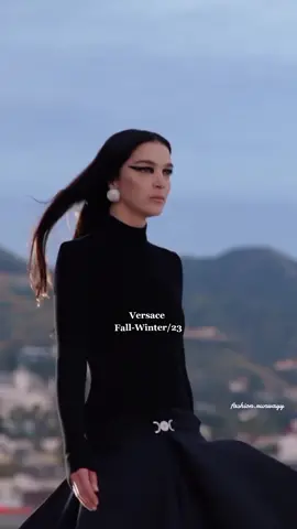 shayklislamova #fashion #versace #donatellaversace #mariacarlaboscono #irinashayk #naomicampbell 