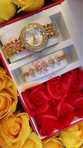 بوكس مزين بالورود مع ساعه وسوار مطلي يكون هديه حلوه ومميزه إلي اصحاب الذوق 