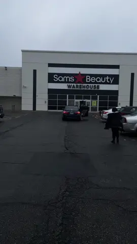 Yall I visted a hairstylist’s heaven! Come with me to Sam’s beauty supply in Melrose Park. Im definitely coming back. That bundle wall did it! #chicago #chicagofyp #hairstylistsoftiktok #tiktokhairstylist #beauty #chicagoplaces #blackhairstylist #braiderchicago 