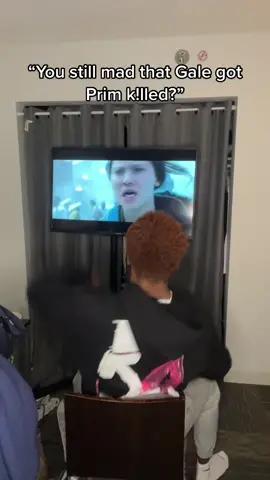 I’ll never get over this 😤 #fyp #viral #foryoupage #hungergames #mockingjaypart2 #katniss #jeniferlawerence #gale #liamhemsworth #primroseeverdeen #ripprim 