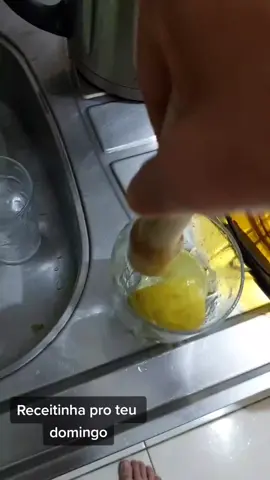 2x limões Taiti; 2x bananas; Um tanto de água só pra ajudar a bater; Umas pedrinhas de gelo; E algumas folhas de hortelã; Bate tudo no liquidificador e tá um suco mais que perfeito, bem refrescante. Eu não adoço, mas quem quiser pode por açúcar ou mel. A água, gelo e hortelã coloque a gosto, para deixar mais concentrado, ou menos, e a hortelã da aquela refrescância. #vegan #comidanatural #vegetarianos #sucosaudavel #verao #culinária