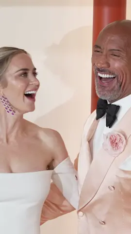 Let the Oscars content begin 😎 Emily Blunt und Dwayne Johnson auf dem #RedCarpet der 95. #Oscars in Los Angeles. Der Schauspieler trägt einen Look von Dolce & Gabbana. #RedCarpet #TikTokFashion  [📷 Getty Images]