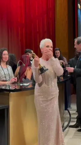 A moment years in the making. ❤️ #JamieLeeCurtis receives her personalized trophy. #Oscars