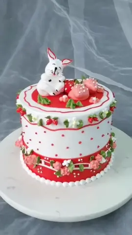 So beautiful🥰🥰🥰#cakedecoration #creativecake #creamcake #rubbercake #cakepiping 