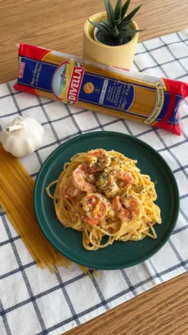 Recreating one of our favourite easy recipes, the Creamy Salted Egg Pasta Recipe 🍝 We’re using the famous Divella pasta range that’s made of durum wheat semolina from Italy 🇮🇹, using natural ingredients that are good for both kids & adults 👨‍👩‍👧 Wholesome meals rich in protein, fibre and B vitamins are so easy to make when you have Divella 😍 Halal certified, get Divella pasta at your nearest super/hypermarket 🏪 OR order via E-commerce online platform 🛒 QSRT Mart 👉 https://www.qsrtmart.com.my/collection/pasta