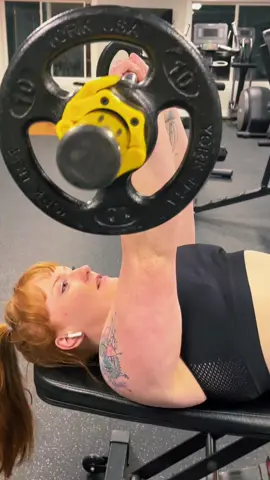 They dont call the skull crushers for nothing 💀 #skullcrushers #gymvideos #gymvideosfunny #gymcomedy #gymfail #foryoupage 