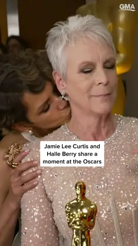 Jamie Lee Curtis has such supportive friends 🥹 #JamieLeeCurtis #HalleBerry #Oscars #everythingeverywhereallatonce #EEAAO 