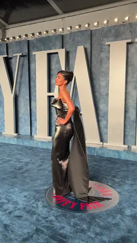 Strike a pose. #KylieJenner al Vanity Fair Oscar Party 2023 📸 #Oscar2023 @kyliejenner