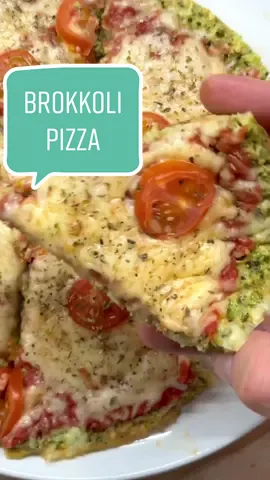 BROKKOLI PIZZA🥦🍕 Lust auf ne gesündere Pizza-Variante? Dann probiert doch mal diese Brokkoli-Pizza aus der Pfanne aus, geht super schnell & einfach! Ihr braucht nur: ➡️250g Brokkoli (roh) ➡️2 Eier ➡️1 TL Salz ➡️1 TL Arrabiata-Gewürz oder Chili  ➡️Belag nach Wahl: Tomatensauce, Käse, Tomaten etc.  Den rohen Brokkoli mit einer Küchenmaschine oder Mixer klein machen. Anschließend die Eier & Gewürze hinzugeben und die Masse in eine Pfanne mit etwas Öl geben. Auf mittlerer Stufe ca. 5-8min mit Deckel anbacken. Danach mit Sauce bestreichen & nach Wahl belegen. Nochmal Deckel drauf bis der Käse geschmolzen ist und fertig! Soo lecker! #schnelleküche #lecker #brokkolipizza #brokkoli #gesundepizza #gesund #gesundessen #kochen #foodporn #dinner #rezepte #rezeptideen #schnellerezepte #healthy #food #snack #foodblogger #kalorienarm #essen #leckerschmecker #einfacherezepte #essen #kalorienarmerezepte #snackideen #vegetarischkochen #vegetarischrezepte #vegetarisch #veggie #abendbrot #abendessen #fyp #fypage #foryou #foryoupage #fypシ #viraltiktok 