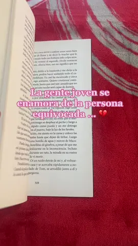 Tú no la conoces . Ella a ti , sí… ✨💀💔 #D#DearReaderQ#QueridoLectorb#BookTokf#fypp#paratil#librosl#lectoresr#readersb#booksr#recomendacionesb#booktokerl#librosen60segw#wattpadl#librostokl#lecturas#spicybookss#smutbooksb#booklover#r#readerlifebookstagram #lachicadeltren #paulahawkins 
