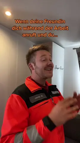 Wer ist auch so vergesslich, hat aber dafür die besten Kollegen, die einem den 🍑 retten? 😂 #arbeit #kollegen #rettungsdienst #pflege #112 #feuerwehr 