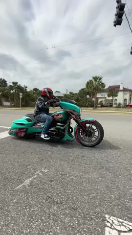 Watching the custom BMW R 18 B 
