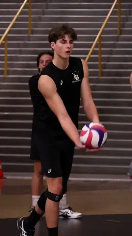 Football? No thanks, I prefer volleyball 😌🫶🏻🏐 #wnaszymmałymświecie #wnaszymmalymswiecie #trylogiamyworld #estella1202 #wattpad #wattpadstories #wattpadpolska #laurengordon #dominikwaller #volleyball #volleyballworld 