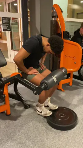 Noem me een tovenaar, leg extension naar seated calf raise #bodybuilding #Fitness #gym #gymrats #lifting #fyp #voorjou #foryoupage #gymtips #gorillalifting 