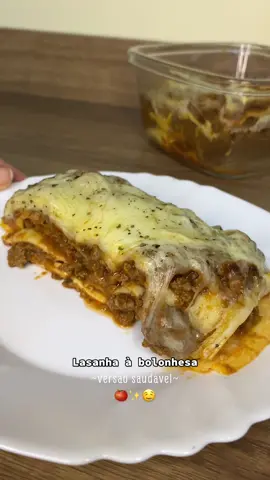 LASANHA VERSÃO SAUDÁVEL 🤤 Da série receitas tão gostosas que nem parece fit haha façam!!!  INGREDIENTES - 1 ovo - 2 colheres rasas de tapioca - temperos a gosto (usei cebola em pó, sal e orégano) - passata de tomate - carne moída pronta - queijo mussarela  MODO DE PREPARO - em um recipiente coloque o ovo, a tapioca e os temperos, misture até ficar uma massa homogênea - em uma frigideira untada, coloque uma fina camada de massa e asse os dois lados. - depois é só montar as camadas de massa e carne e finalizei com queijo mussarela e orégano - leve ao forno ou air fryer até gratinar o queijo e ta prontOOO  ✅ já salva e compartilha pra fazer depois, e me segue pra mais dicas! #receitasfit #lasanhafit #lasanhabolonhesa #receitassaudaveis #reeducaçãoalimentar #dietaflexivel 