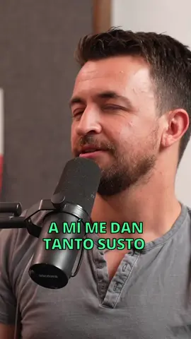 Me pilló volando bajo 🫢  Escucha y ve “Tomas Va a Morir” gratis en Spotify. Siguenos en instagram @mab.delacruz @tomaselamigo @edocaroemago @estudios neverland.  Visita nuestro contenido exclusivo en www.EstudiosNeverland.com 🎥🖤 #tomasvaamorir #tomasvaamorirpodcast #humor #edocaroe #chile #risas #podcast #TVM 