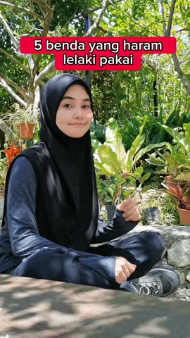 # 5 benda yang haram lelaki pakai [PART 1] Sesungguhnya Rasulullah SAW melaknat seorang lelaki yang memakai pakaian wanita, dan seorang wanita yang memakai pakaian lelaki. Sahih al-Bukhari (5435) dan Musnad Imam Ahmad (8309)  Seorang wanita memberikan isyarat dari belakang tabir bagi menunjukkan pada tangannya ada surat untuk diberikan kepada Rasulullah SAW. Maka Nabi SAW menggenggam menutup tangannya lalu berkata: “Aku tidak tahu adakah ini tangan lelaki ataupun tangan perempuan?”. Jawab perempuan tersebut: “Perempuan”. Lalu Baginda berkata: “Jikalau kamu ini perempuan, nescaya akan lakukan perubahan pada kuku-kuku kamu (iaitu dengan inai)”. Riwayat Abu Daud (4166), al-Nasa’ie di dalam al-Kubra (9311) & Ahmad di dalam Musnadnya (26258). Al-Albaani menilainya Hasan. Syeikh Badr al-Din al-‘Aini pula mengulas hadith ini dengan kata beliau : (Celaan ini) adalah pada perbuatan orang lelaki menyerupai orang perempuan dari sudut pakaian dan juga perhiasan yang khusus buat orang perempuan seperti memakai serkup kepala, rantai, gelang, gelang kaki, dan juga anting-anting. (Rujuk ‘Umdah Al-Qari, Al-‘Aini 22/41) Info [muftiwkl]  Salam sahabat yang dikasihi. pertanyaan hukum dan dalil harus ditanya pada Ulamak/ustaz/guru. Merekalah tempat sebenar benar rujukan. Artis/selebriti/influencer sekadar mencetus minat anda untuk mendalami sesuatu. Betulkan yang biasa, biasakan yang betul.. Rapatkan saf bersama para ulama dan Asatizah.  Andai terasa kata di hati Mohon maaf sepuluh jari Fida juga pendosa...  #rasulullah #rafidahibrahim #fidapoket #sharf #kaf #semogabermanfaat #dawah #doa #amalan #tudung #indonesia #keren #thailand #brunei #singapore #papua #sunnah #hadith #jelatokretreatfarm 