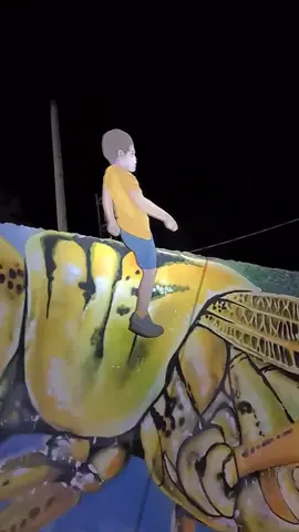 niño bájese de ay!