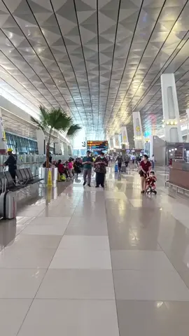 #اعطيني وقتا كي استقبل هذا الحب#مطار جاكرتا#اكسبلور #airportjakarta #hello2023 #fyp #foryou #explore 