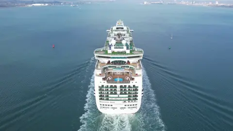 P&O Cruises Ventura arriving in Southampton. #pandocruises #pandocruisesuk #ventura #southampton #drone #cruise #cruisetok 