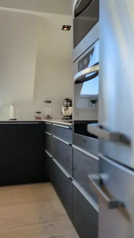 Meklenborggade 2, 5.th, 2300 KBH S På en fantastisk god Amager-adresse, hvor der blandt andet er smuk udsigt til det ikoniske spir på Vor Frelsers Kirke finder I denne stilrene lejlighed. Der er tale om noget så sjældent som en 5-værelses penthouse med privat tagaltan. Det er med andre ord en lejlighed til den kræsne køber, der ønsker masser af plads, central beliggenhed og stilrene materialer over hele linjen. ▪️Ejerudgift pr.md. kr.: 6.268 ▪️Energimærke: C ▪️M2/værelser: 154/5 ▪️Pris.: 7.995.000 Kontakt Nicolai herinde eller på tlf.: 5389-2550 for mere info eller fremvisning #apartment #apartmenttour #apartmentcph 