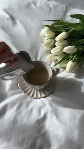 spring aesthetic 🤍🌷 #spring #coffee #coffeetok #tulips #whitetulips #aesthetic #coffeeaesthetic #aesthetichome 