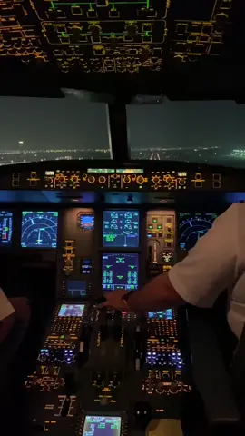 #cockpit #pilot #crewlife #landing #view #boeing #plane #airplane #aircraft #airbus  #saudiarabia #saudia #Love 