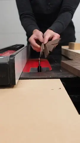 One of five 🖐 super simple jigs from my latest YouTube video (watch it through the link in my profile).  I made a thin strip cutting jig just like plenty I've seen used before, but the chance of kickback felt too real, so I tweaked it for added safety.  #thinstripjig #woodworkingjigs #tablesawsafety #woodworkingtips #jigs #woodworking 