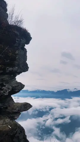Lảo Thẩn, Nóc nhà Y Tý, Khung cảnh thần tiên khi mây trời và nắng mưa cùng hòa quyện.#leonui #trekking #laothan 