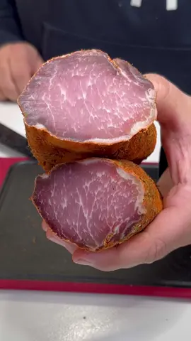 ⭐️EMBUTIDO DE LOMO CASERO⭐️ Ingredientes: •	700 g de sal •	700 g de azúcar •	1.1 k de lomo de cerdo ibérico •	2 cucharaditas de romero •	2 cucharaditas de tomillo •	2 cucharaditas de perejil •	2 cucharaditas de pimienta blanca •	2 cucharaditas de pimentón dulce o picante (tú decides) •	Papel de cocina •	Venda medica #lomo #embutido